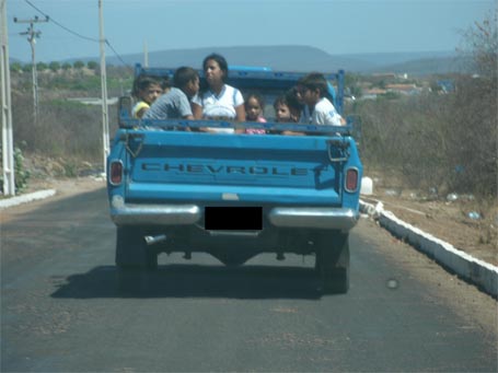 Crianças sendo transportadas em carroceria de veículo - Foto: PRF