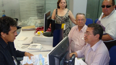 Prefeito Zé Belo, ao centro, toma as primeiras medidas administrativas