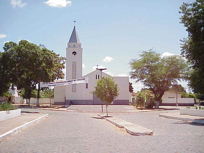 Praça no centro de Inhuma