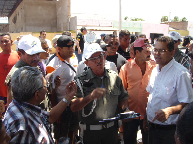 Prefeito Zé Reis e policiais do Detran em Jaicós - Foto: Ivo Farias