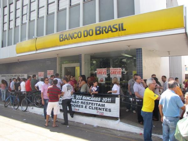Grevistas mobilizados em frente ao Banco do Brasil - Foto: José Maria Barros
