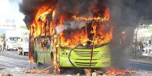 Ônibus incendiado durante manifestação em Teresina
