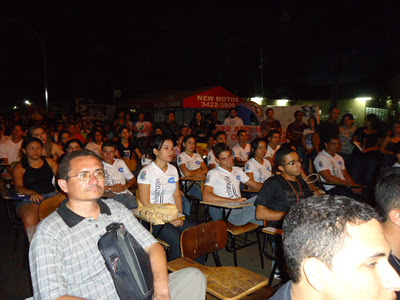 Alunos da UESPi de Picos improvisam sala de aula no meio da rua