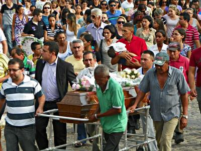 Cortejo é acompanhado por familiares e amigos