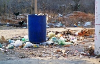 Lixo espalhado pelas ruas