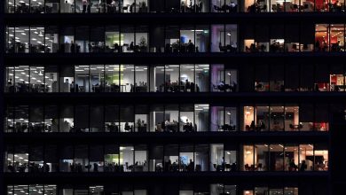 Funcionários em prédio de escritórios em Canary Wharf, Londres - Toby Melville - 17.nov.17/Reuters