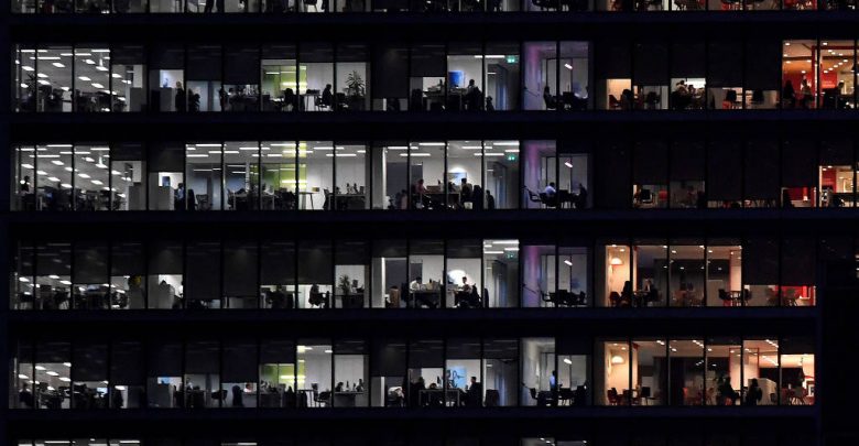 Funcionários em prédio de escritórios em Canary Wharf, Londres - Toby Melville - 17.nov.17/Reuters