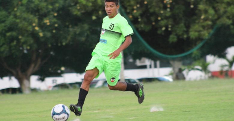 Romarinho, atacante da base do River-PI — Foto: Victor Costa/River AC