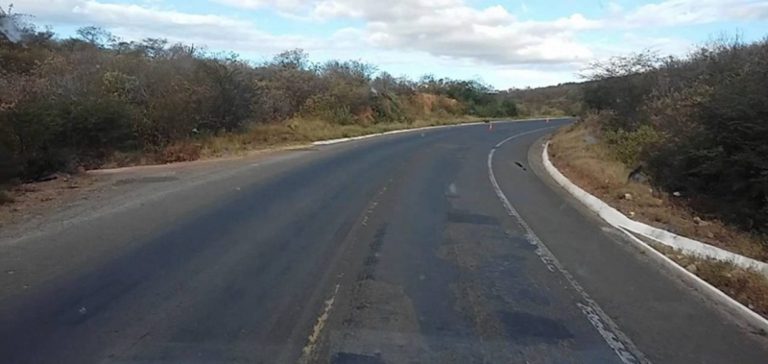 Usando distintivo da Polícia Federal, criminosos roubam caminhão na BR-316