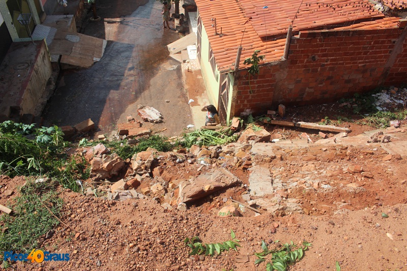 Paredão desaba e assusta moradores no bairro São José