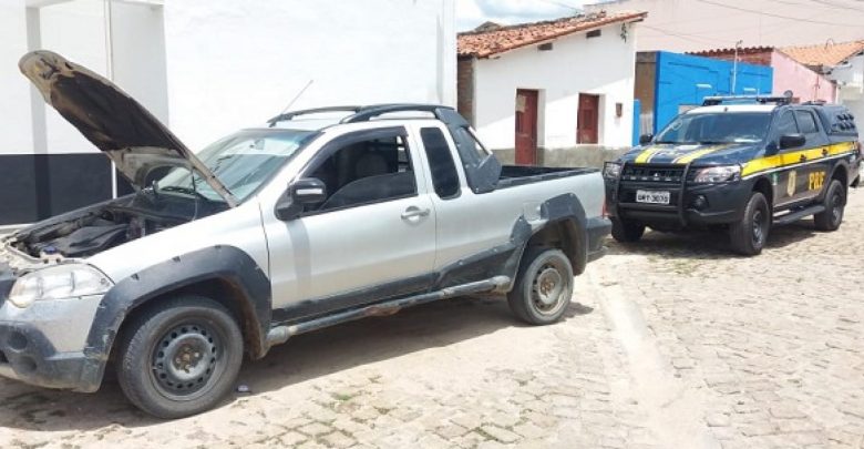 veículo Fiat/Strada de placas NLA 6175/GO.