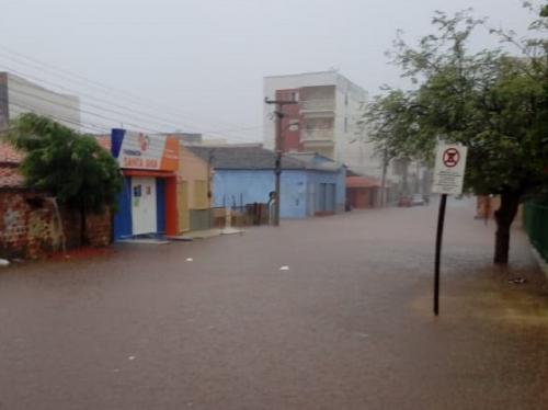 Chuvas deste sábado causa alagamentos em diversos pontos da cidade. / Foto: Reprodução Whatsapp
