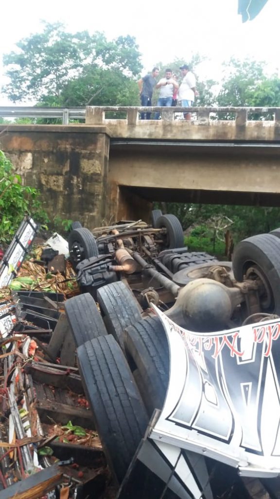 Acidente em Valença mata condutor de caminhão após capotamento