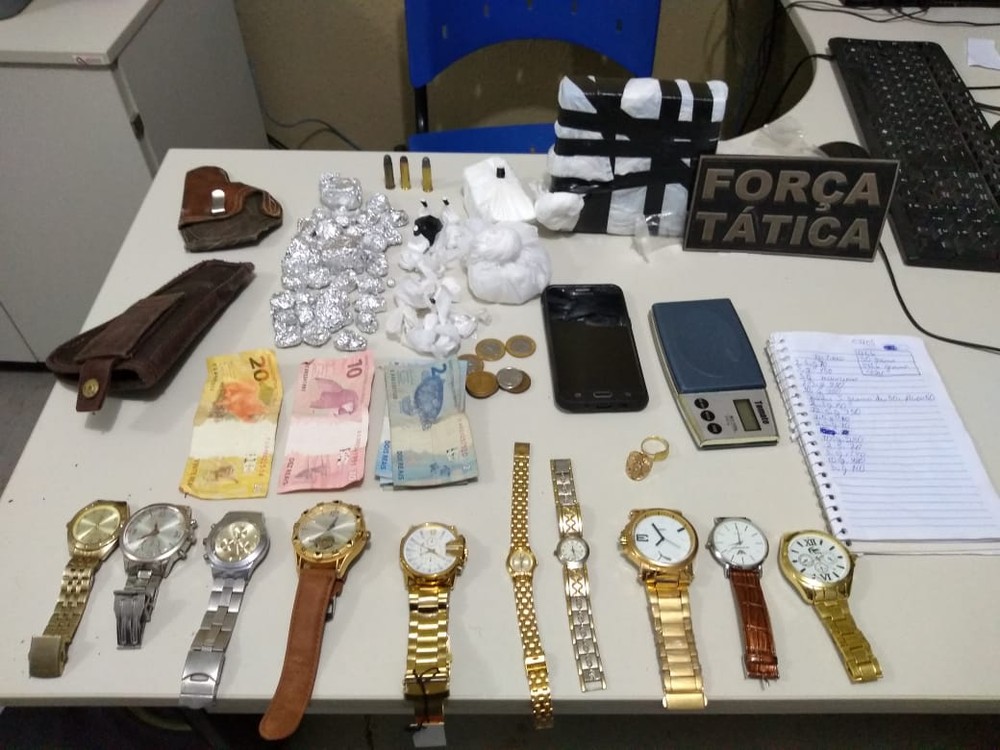 Drogas apreendidas na residência da idosa em Picos — Foto: Polícia Militar do Piauí