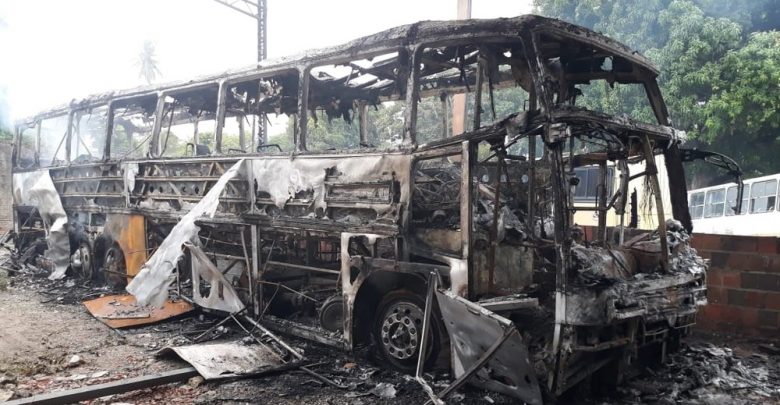 Ônibus da banda foi incendiado durante ataque criminoso em oficina de Fortaleza — Foto: Paulo Sadat/ Sistema Verdes Mares