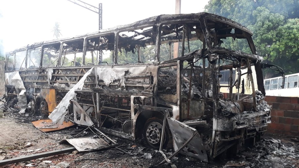 Ônibus da banda foi incendiado durante ataque criminoso em oficina de Fortaleza — Foto: Paulo Sadat/ Sistema Verdes Mares