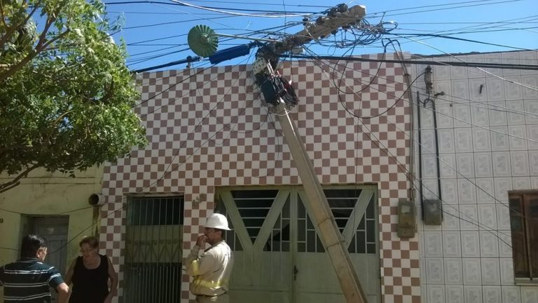 Caminhão de carga arrasta fios e derruba poste sobre casa no Junco