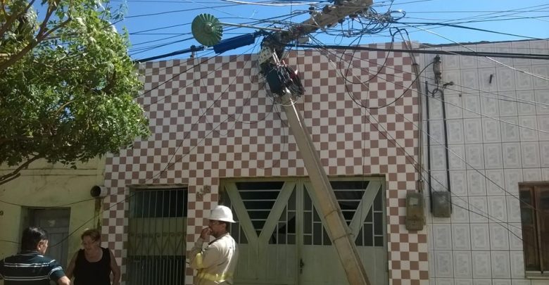 Caminhão enganchou nos fios de alta tensão e derrubou poste sobre a residência. — Foto: Gilcelma Sales/ Portal Grande Picos