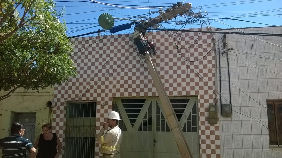 Caminhão enganchou nos fios de alta tensão e derrubou poste sobre a residência. — Foto: Gilcelma Sales/ Portal Grande Picos