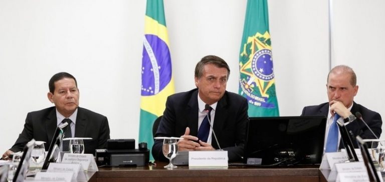 Bolsonaro assina decreto que flexibiliza a posse de armas no Brasil
