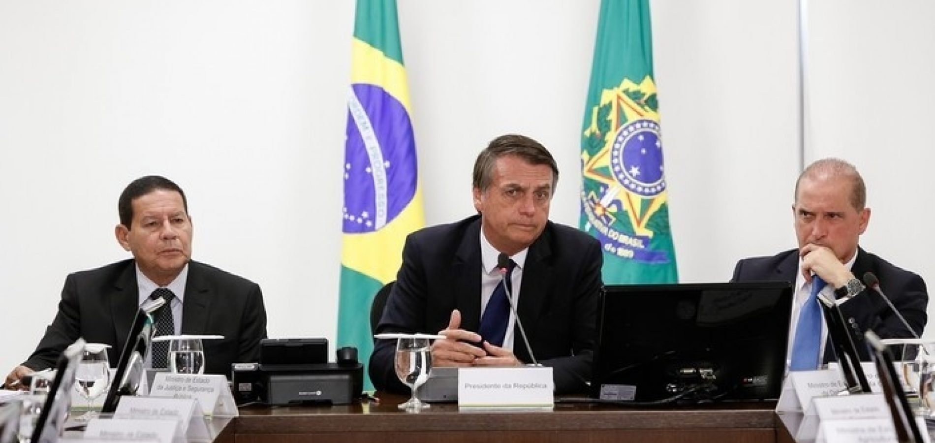 Bolsonaro assina decreto que flexibiliza a posse de armas no Brasil