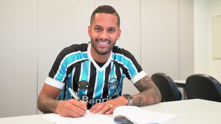 Rômulo assina contrato de empréstimo com o Grêmio