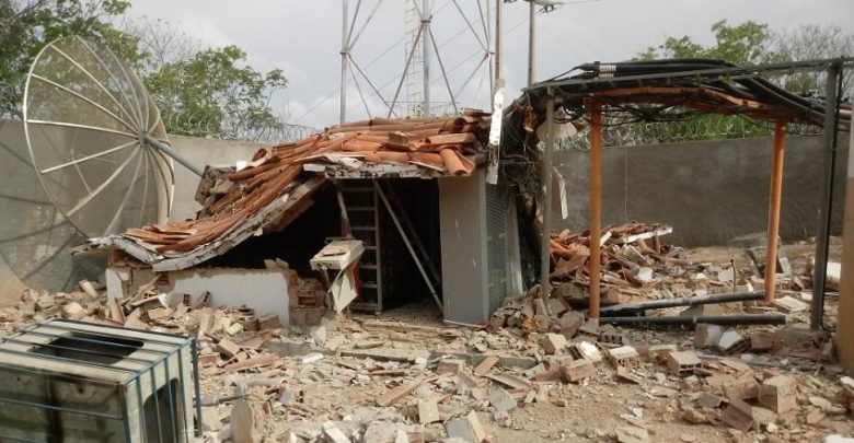 Antena de telefonia foi explodida em Limoeiro do Norte. (Foto: Reprodução)