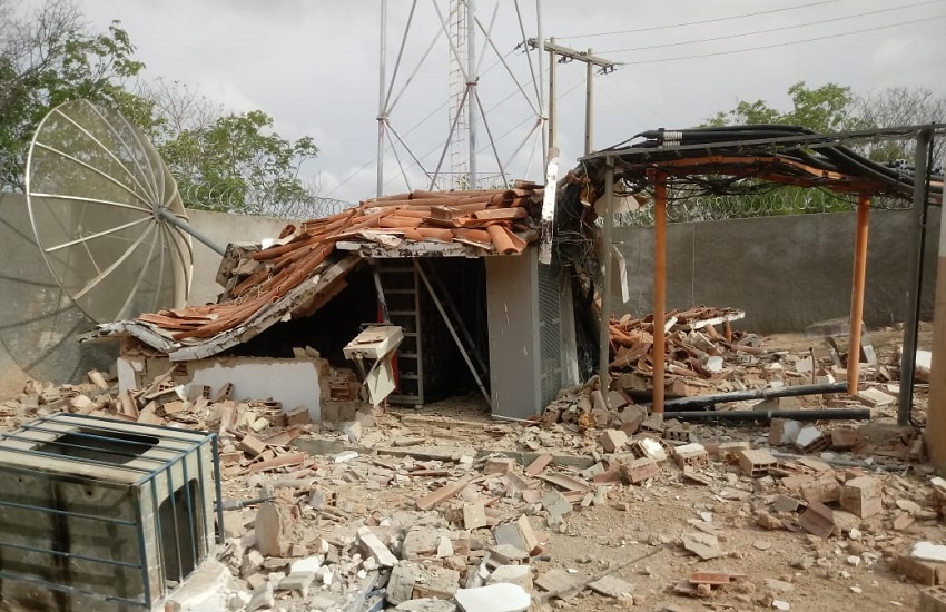 Antena de telefonia foi explodida em Limoeiro do Norte. (Foto: Reprodução)