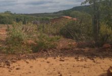 Suspeito estava escondido local de difícil acesso na zona rural de Simplício Mendes, no Sul do Piauí — Foto: Divulgação/PM