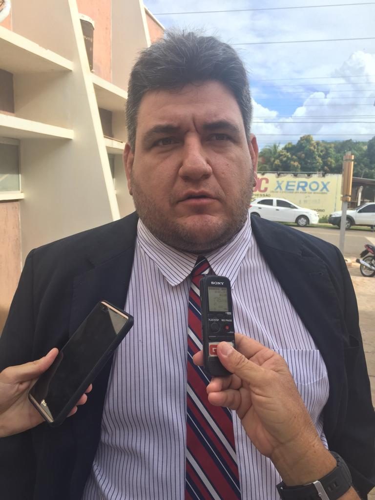 Hugo Victor pede que quadra das Pedrinhas seja reformada