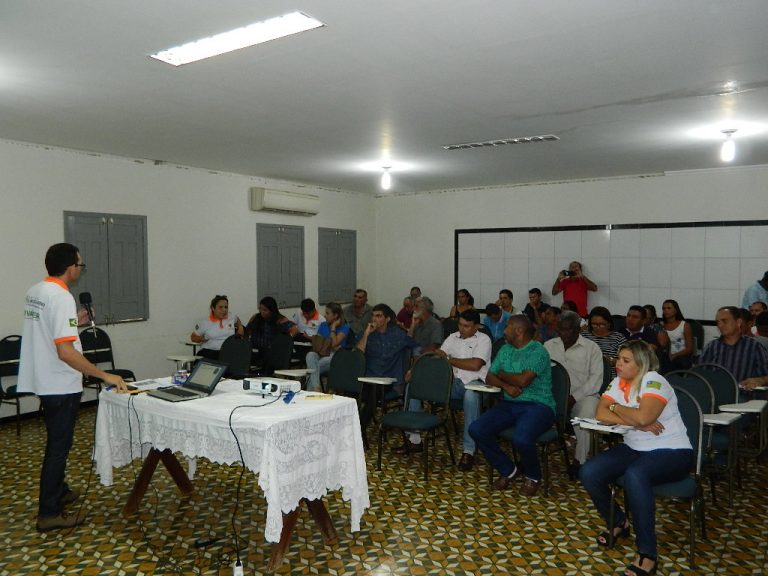 Picos: Instituto Flor do Cajueiro discute comercialização de produtos com representantes de cooperativas e associações