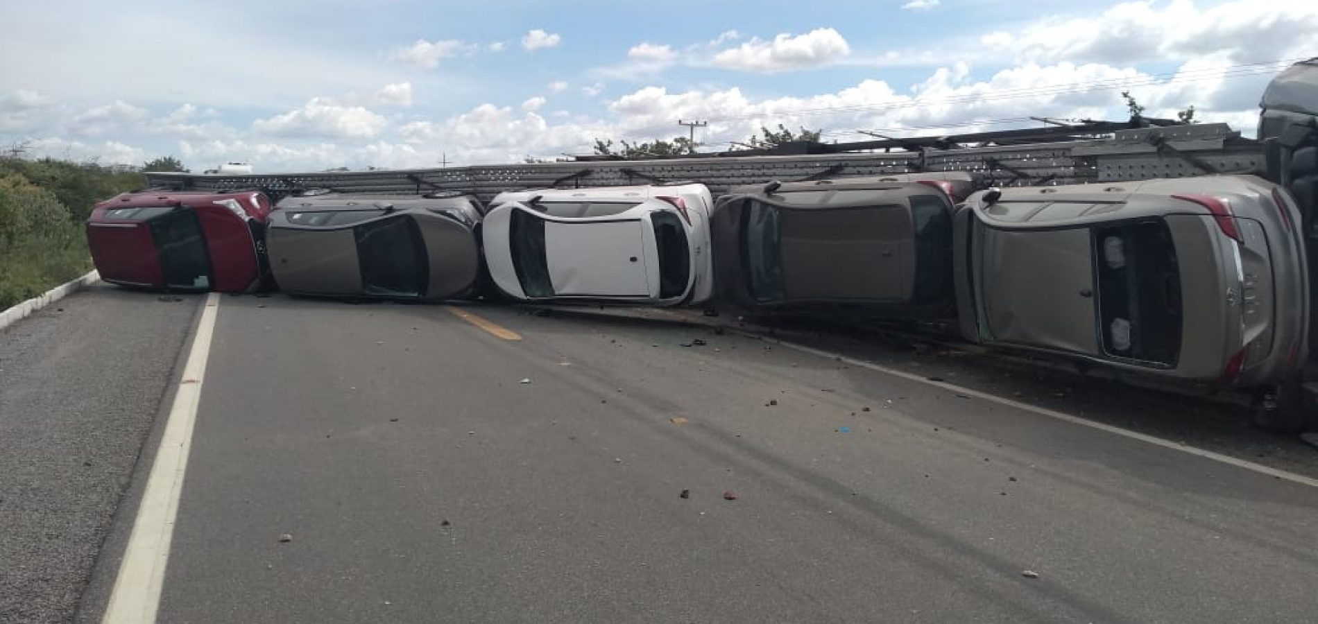 Caminhão cegonha tomba na BR 407 e trânsito é interrompido