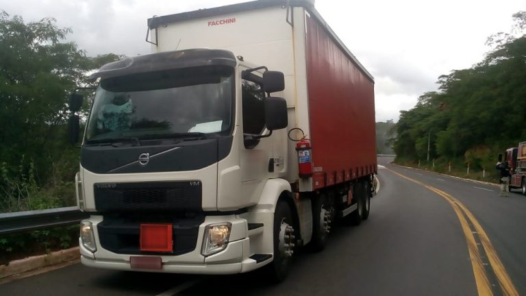 Composto químico cai de caminhão e se espalha na BR-316, em Picos
