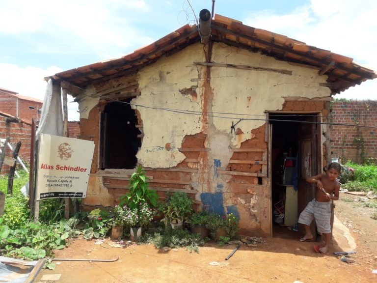 Grupo de ajuda promove campanha para construir casa de moradora do Parque de Exposição