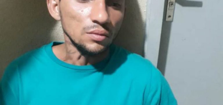 Após ser preso suspeito de roubar motocicleta, homem foge da delegacia