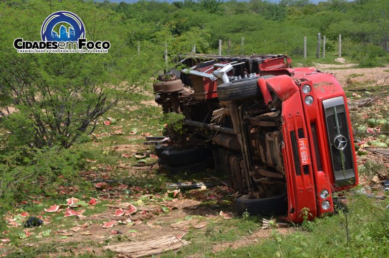 Populares saqueiam carga e roubam pneus de caminhão que tombou na BR 407