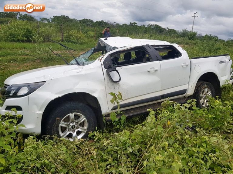 Carro de prefeito de Acauã capota na BR 407