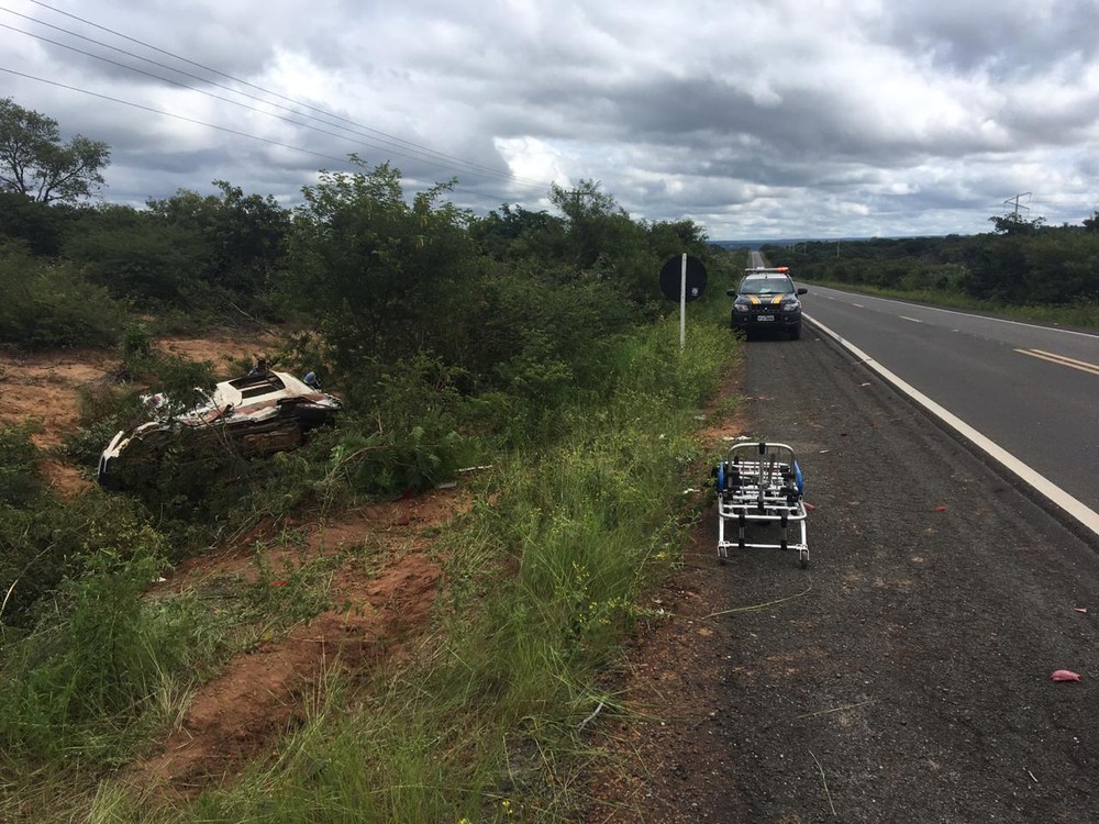 Colisão entre ambulância e carro deixa dois mortos e quatro feridos na BR-316 — Foto: Divulgação/PRF