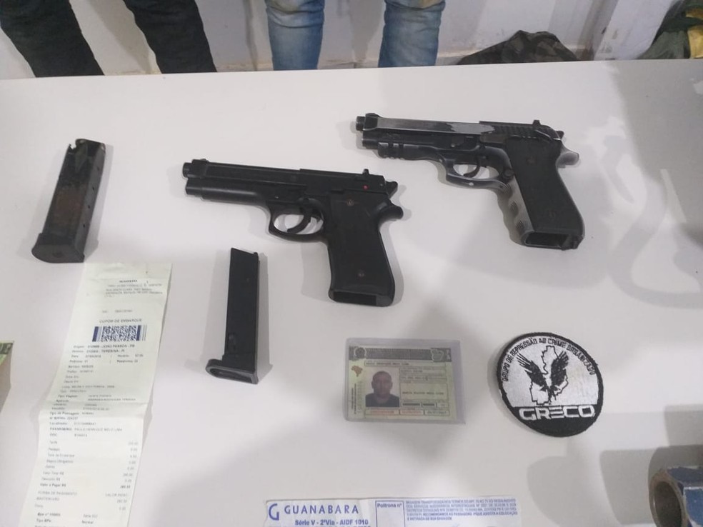 Suspeitos foram presos com duas armas, uma de uso restrito da polícia — Foto: Divulgação/Polícia Civil