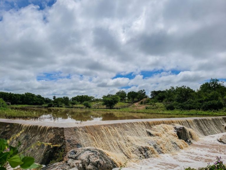 Forte chuva alaga ruas e causa destruição em Pio IX