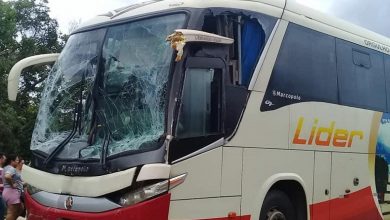 Ônibus sofreu um acidente na BR-230, na entrada da cidade de Nazaré do Piauí.