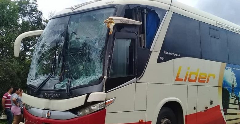 Ônibus sofreu um acidente na BR-230, na entrada da cidade de Nazaré do Piauí.