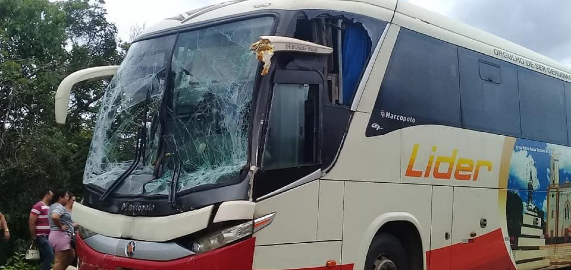 Ônibus sofreu um acidente na BR-230, na entrada da cidade de Nazaré do Piauí.