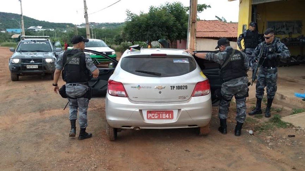 Veículo roubado em Petrolina, Pernambuco, foi localizado em Picos no Piauí. Polícia busca corpo da vítima — Foto: Polícia Militar