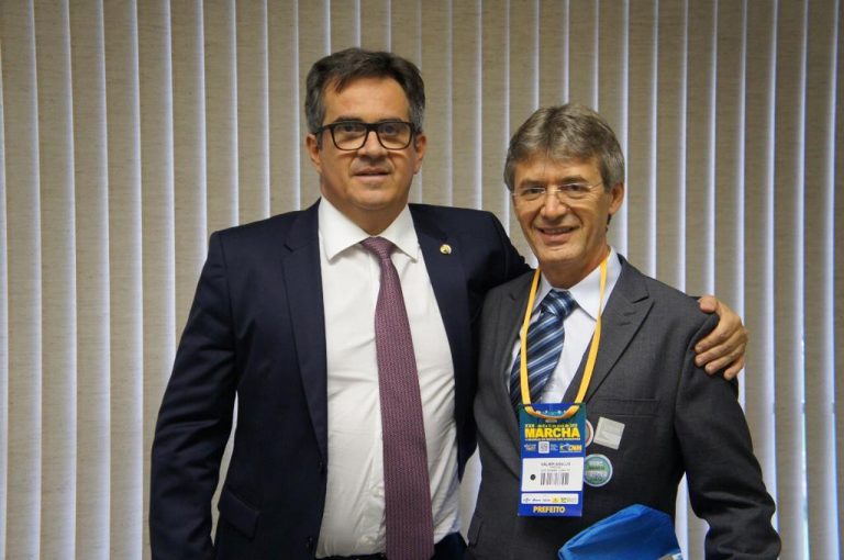 Valmir Barbosa vai à XXII Marcha dos Prefeitos e reúne com senadores