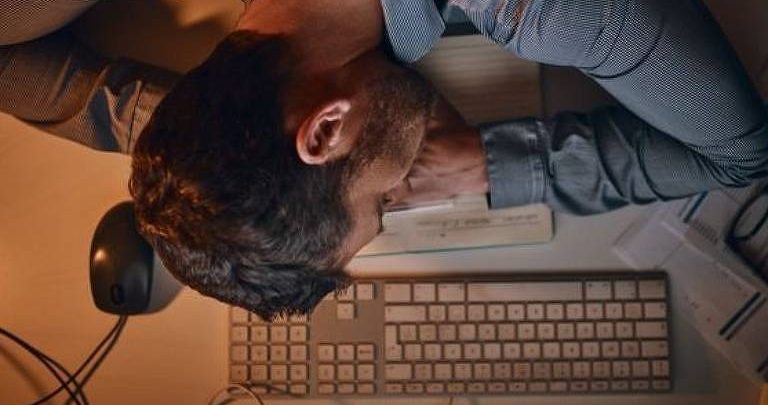 Uma pesquisa recente mostra que a falta de sono afeta a memória e o desempenho no trabalho em áreas váriadas - BBC News Brasil/Peopleimages/Getty Images