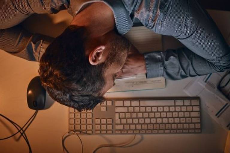 Uma pesquisa recente mostra que a falta de sono afeta a memória e o desempenho no trabalho em áreas váriadas - BBC News Brasil/Peopleimages/Getty Images