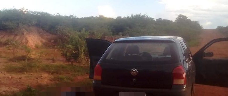 Corpo da vítima e arma usada no crime foram encontrados ao lado do carro, em uma estrada vicinal no interior do Piauí — Foto: Divulgação/ Polícia Civil