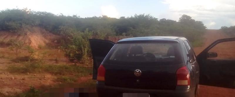 Corpo da vítima e arma usada no crime foram encontrados ao lado do carro, em uma estrada vicinal no interior do Piauí — Foto: Divulgação/ Polícia Civil