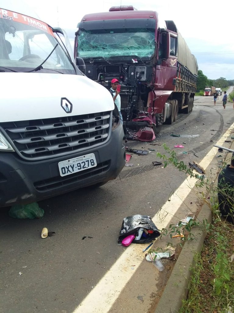 Acidente entre van e carreta na BR 226 deixa 8 mortos